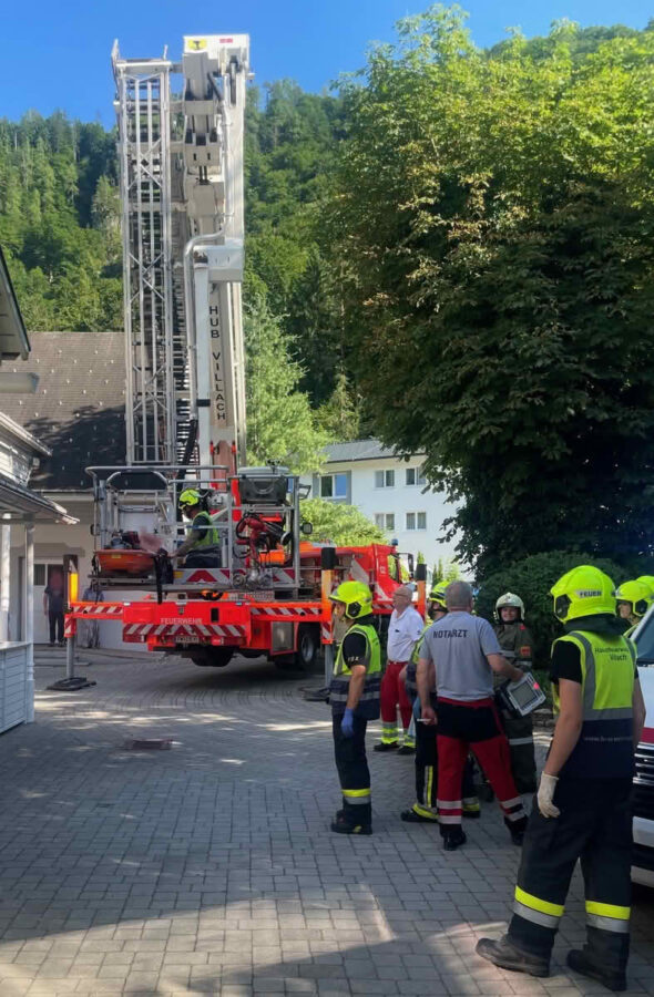 Paragleiter am Hoteldach und Fahrzeugabsturz