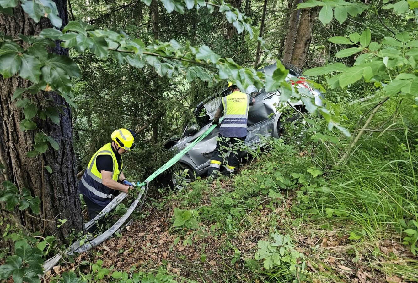 Paragleiter am Hoteldach und Fahrzeugabsturz