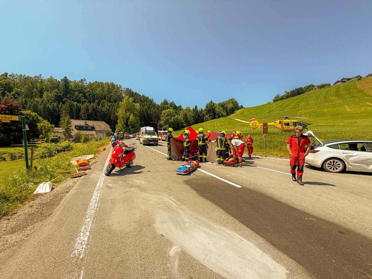 Motorroller kollidiert mit Pkw