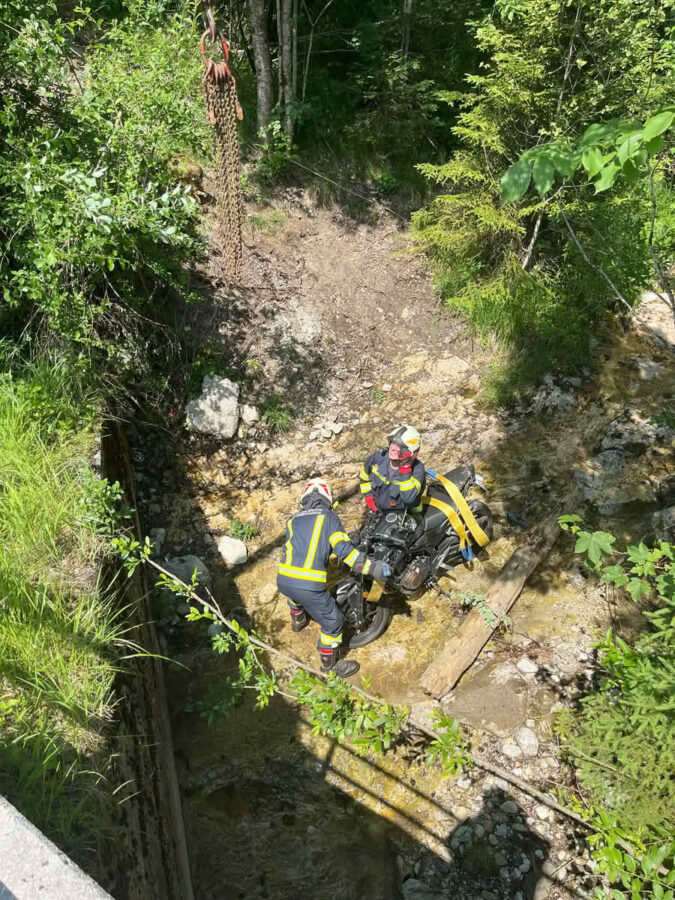 Motorrad landete im Bachbett