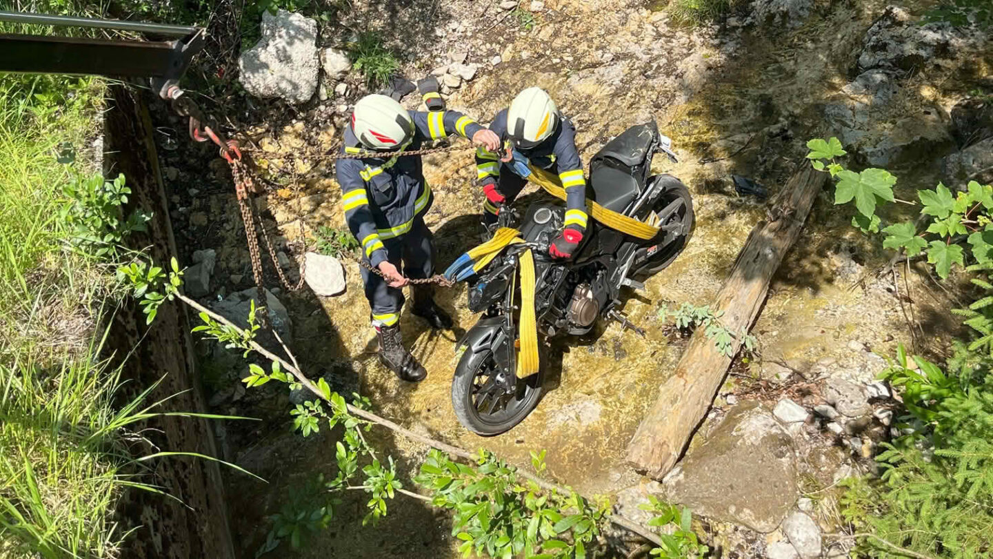 Motorrad landete im Bachbett