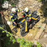Motorrad landete im Bachbett