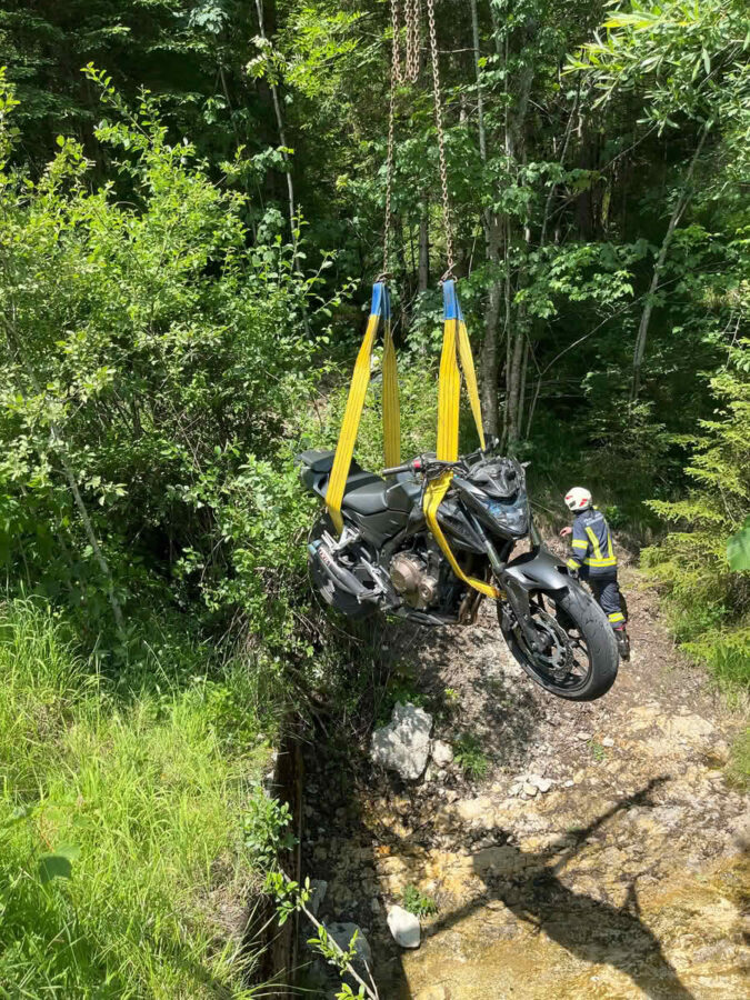 Motorrad landete im Bachbett