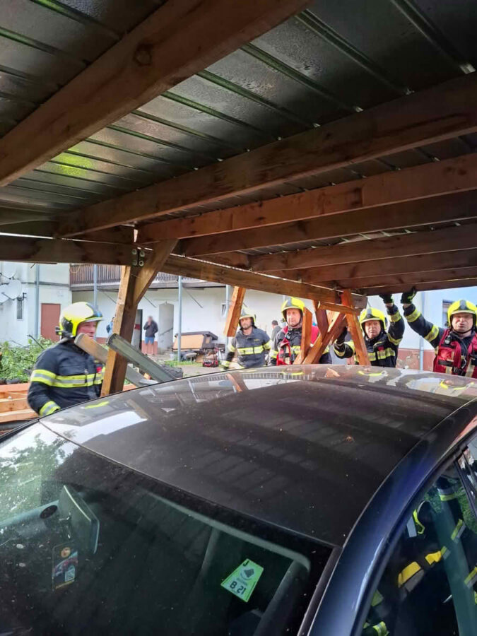 Unwetterfront über dem Bezirk Baden