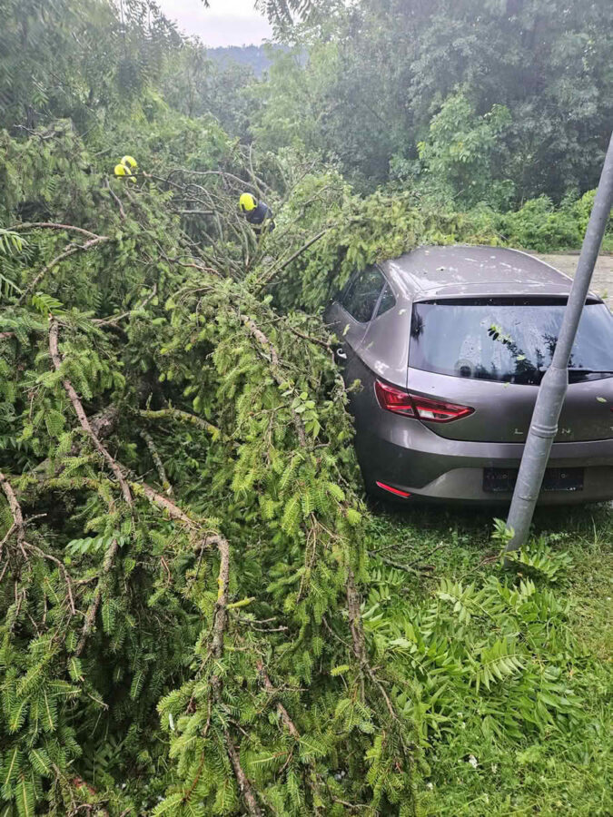 Unwetterfront über dem Bezirk Baden