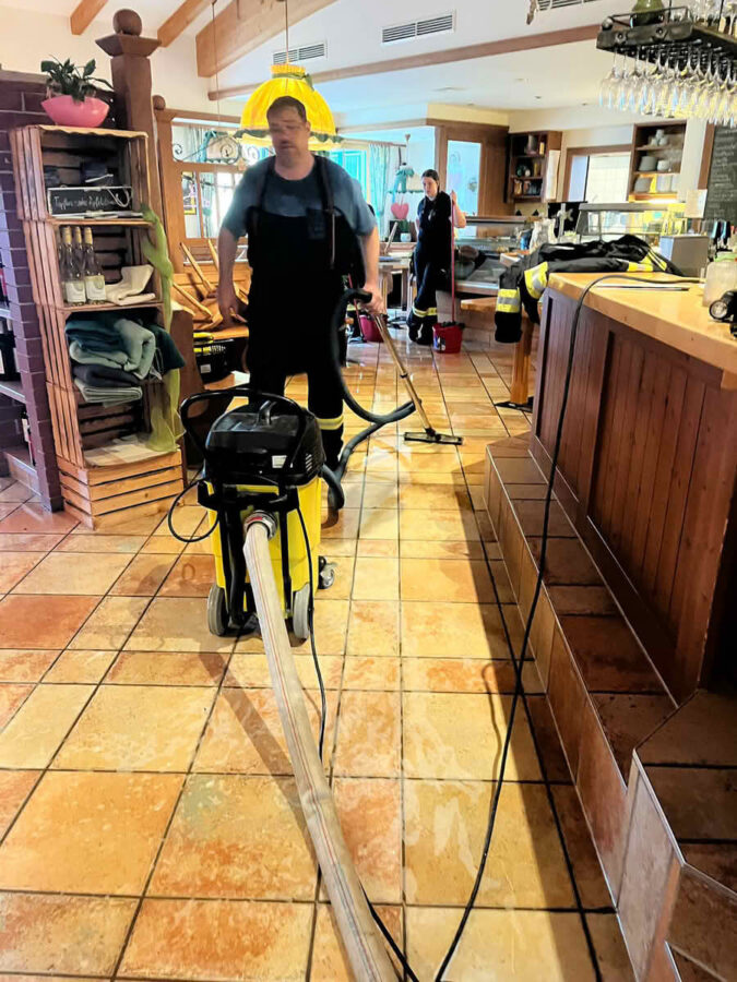 Unwetterfront über dem Bezirk Baden