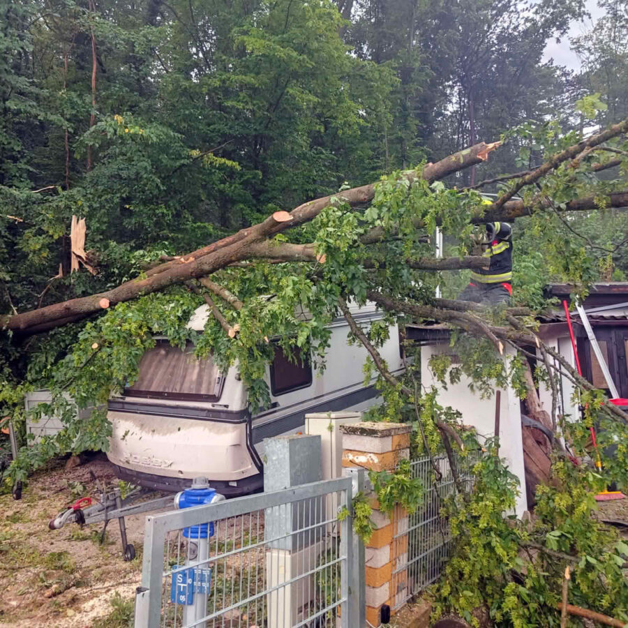 Unwetterfront über dem Bezirk Baden