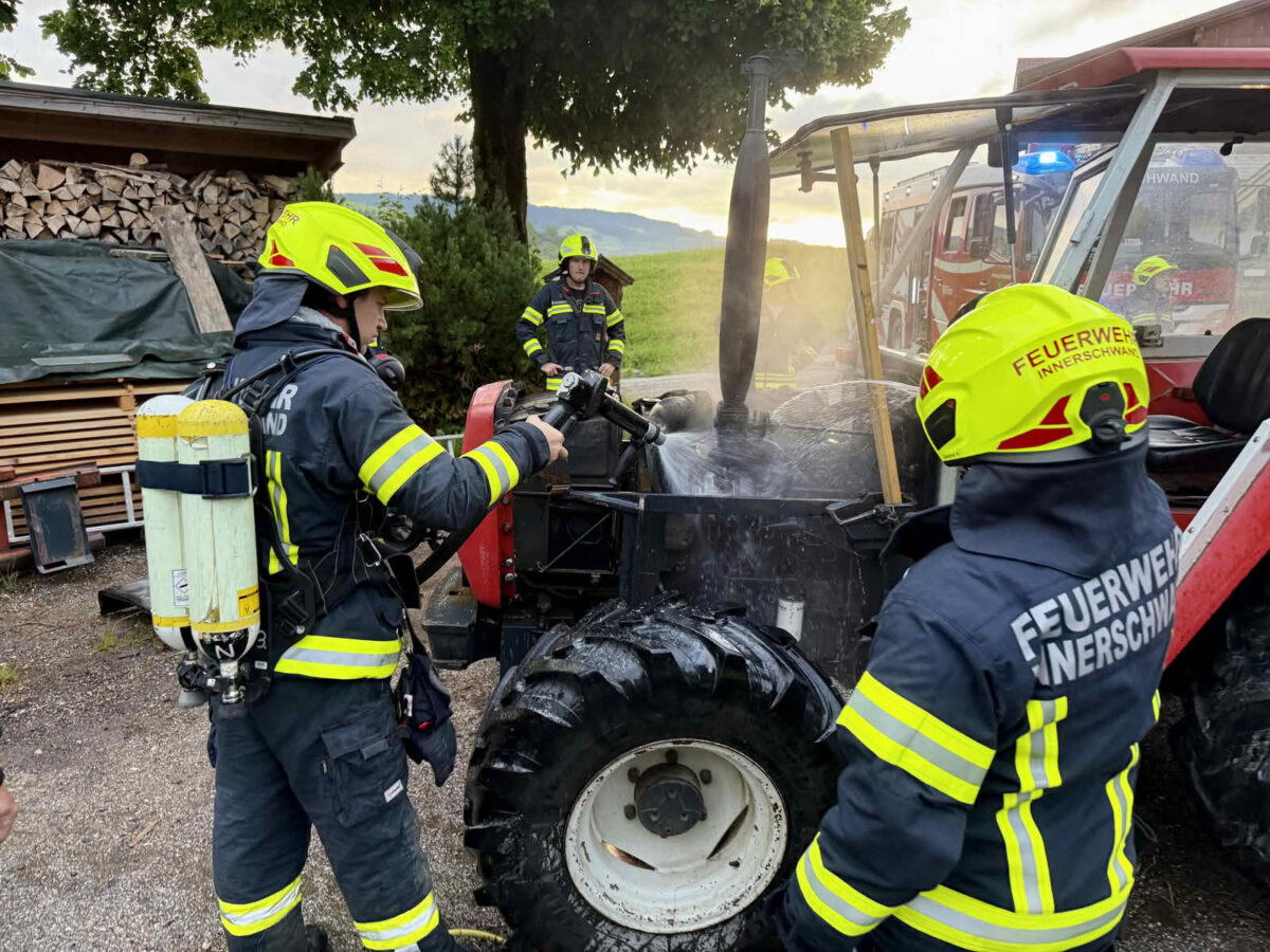 Traktor brennt – Großbrand verhindert