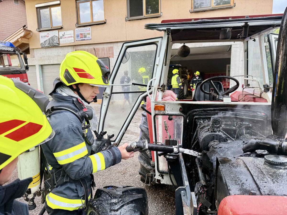 Traktor brennt – Großbrand verhindert