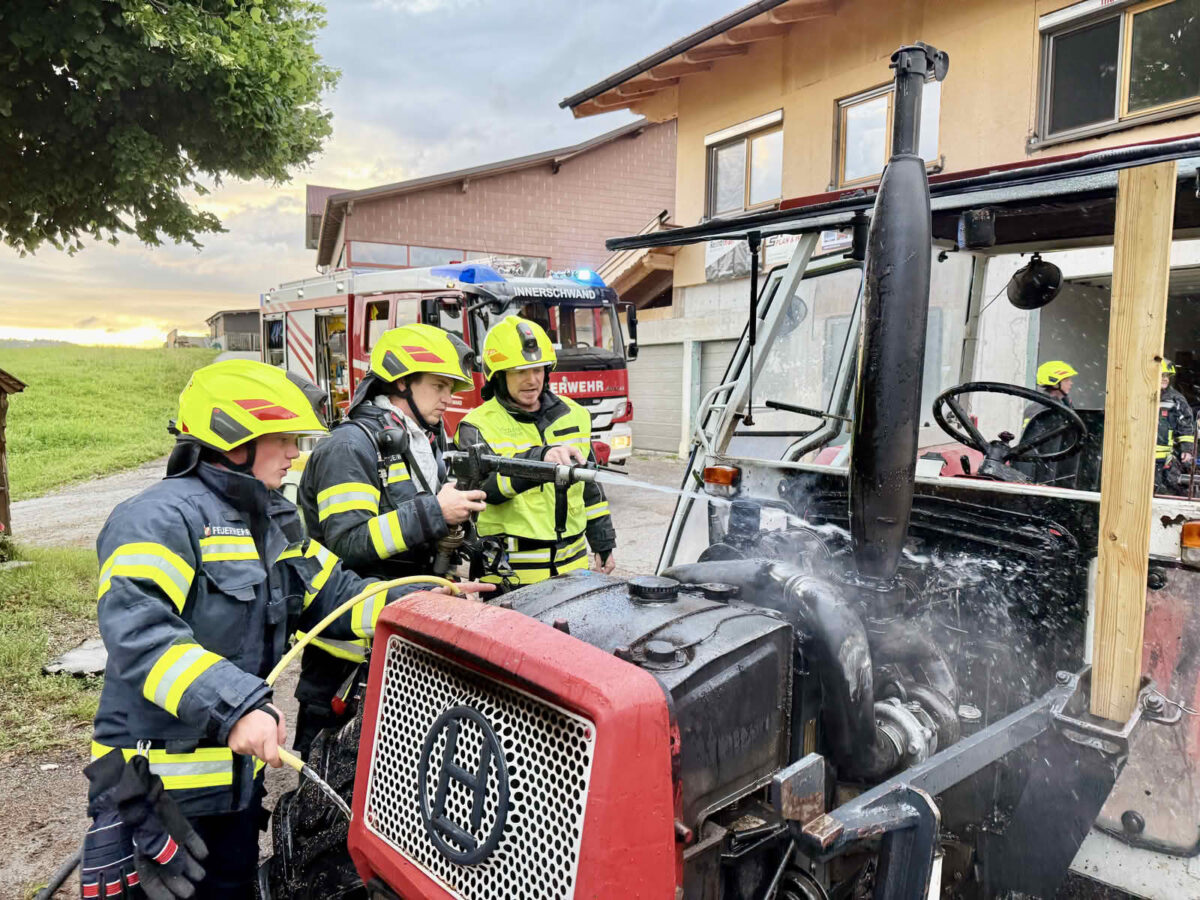 Traktor brennt – Großbrand verhindert