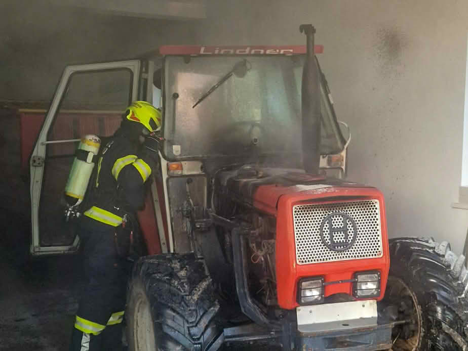 AFKDO Mondsee: Traktor brennt – Großbrand verhindert