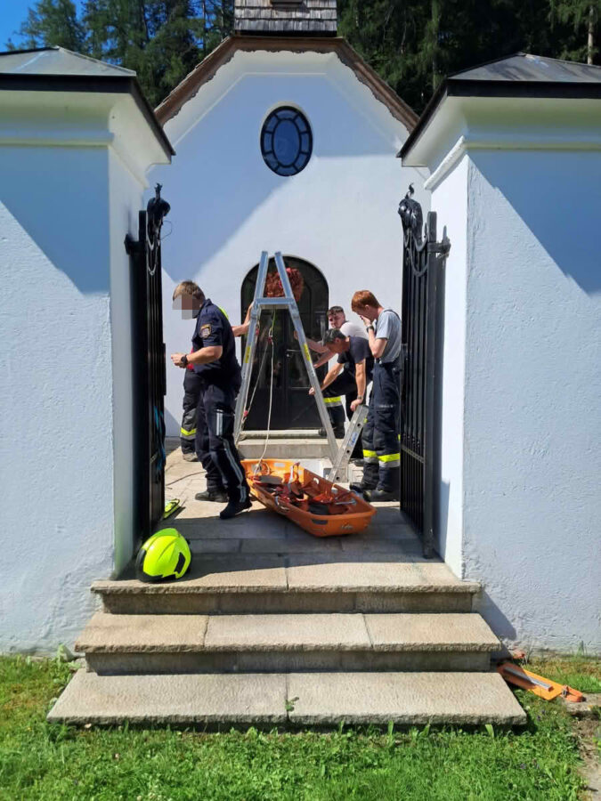 Menschenrettung am Friedhof