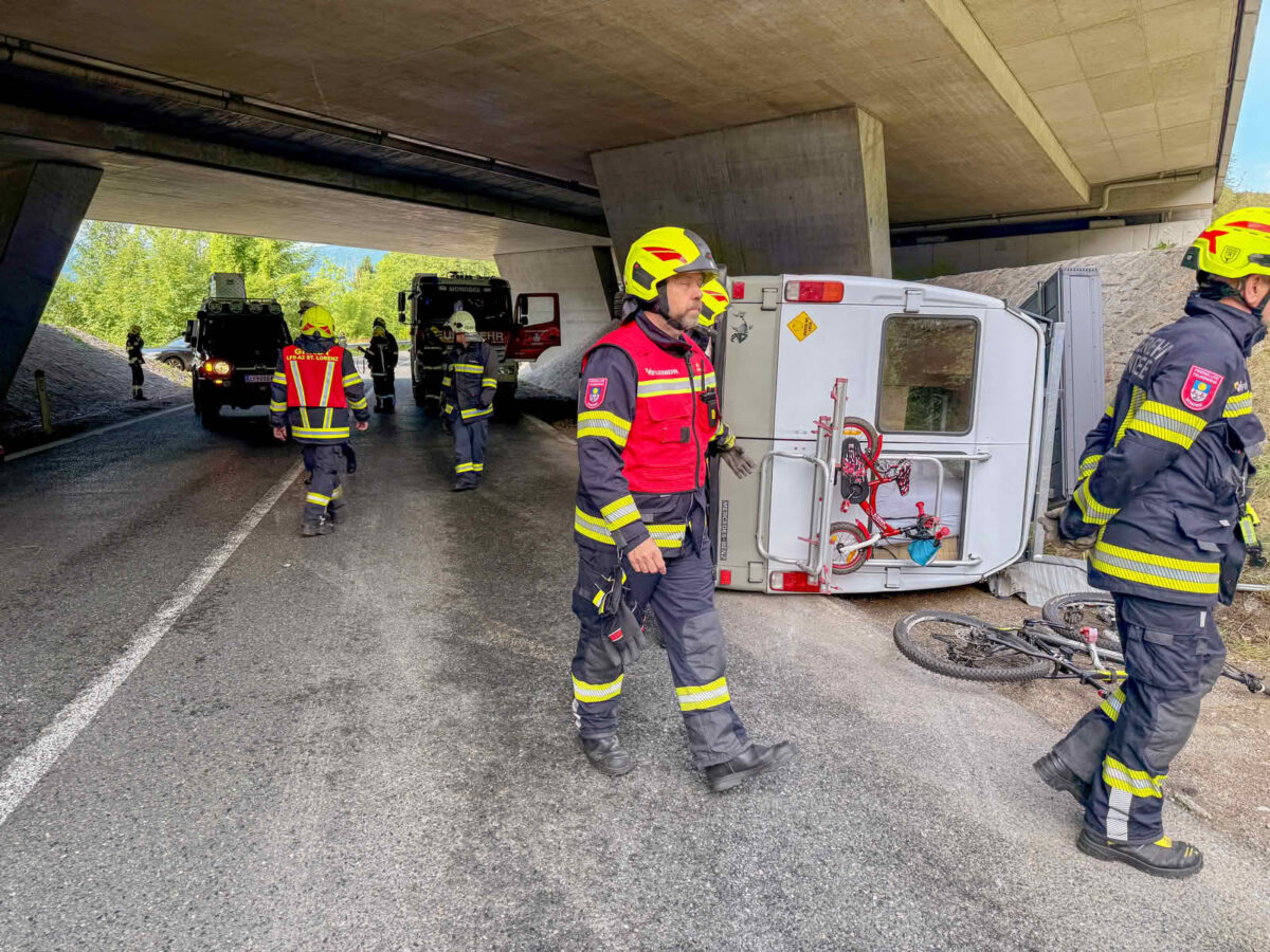 Wohnmobil hebt ab und kippt um