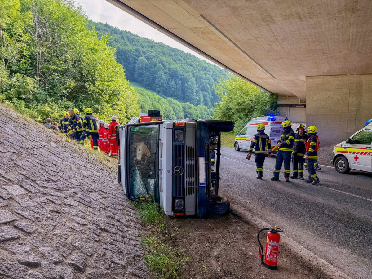 Wohnmobil hebt ab und kippt um