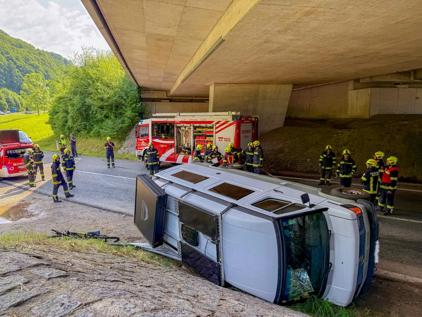 AFKDO Mondsee: Wohnmobil hebt ab und kippt um