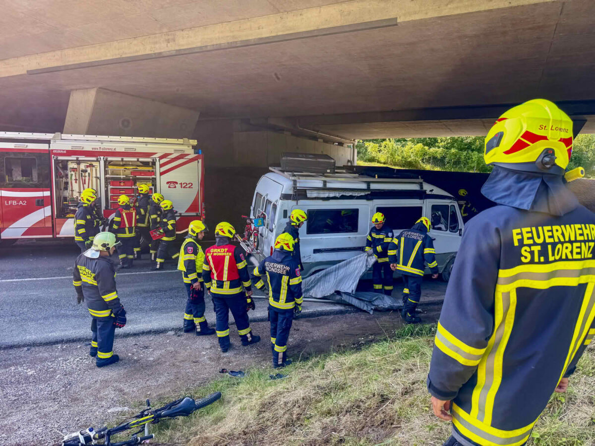Wohnmobil hebt ab und kippt um