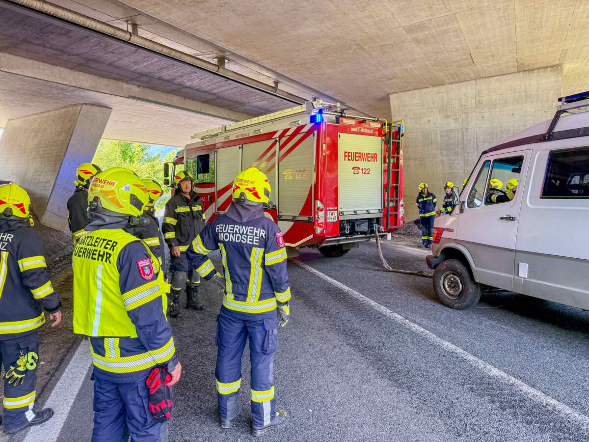 Wohnmobil hebt ab und kippt um