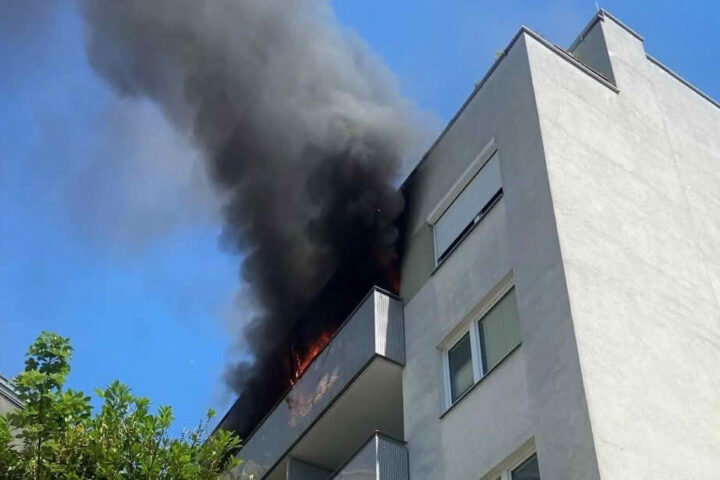 BF Wien: Balkonbrand in Wien 21; Floridsdorf