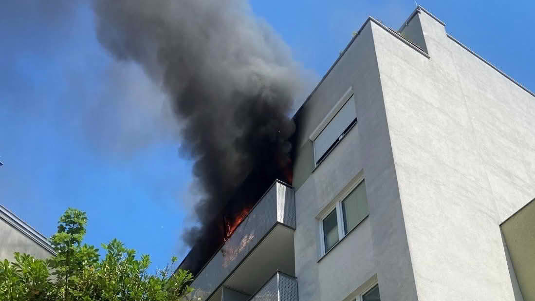 BF Wien: Balkonbrand in Wien 21; Floridsdorf
