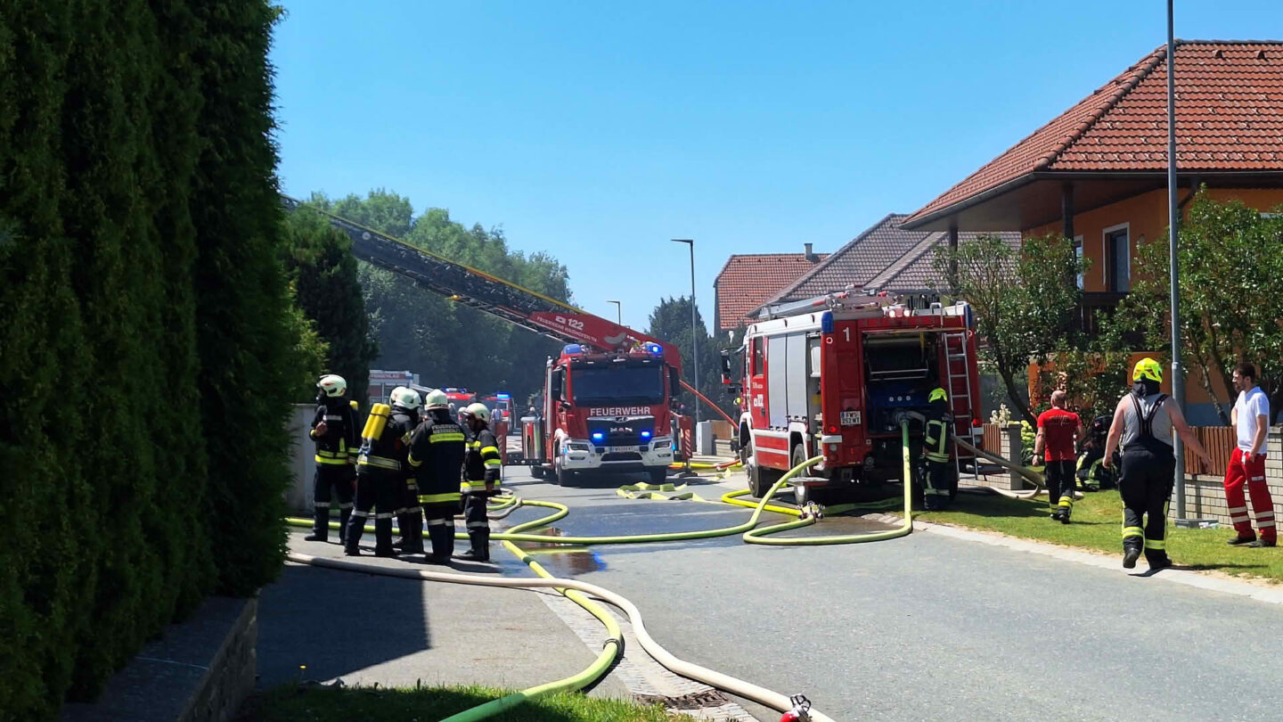 Brand fordert über 100 Feuerwehrleute