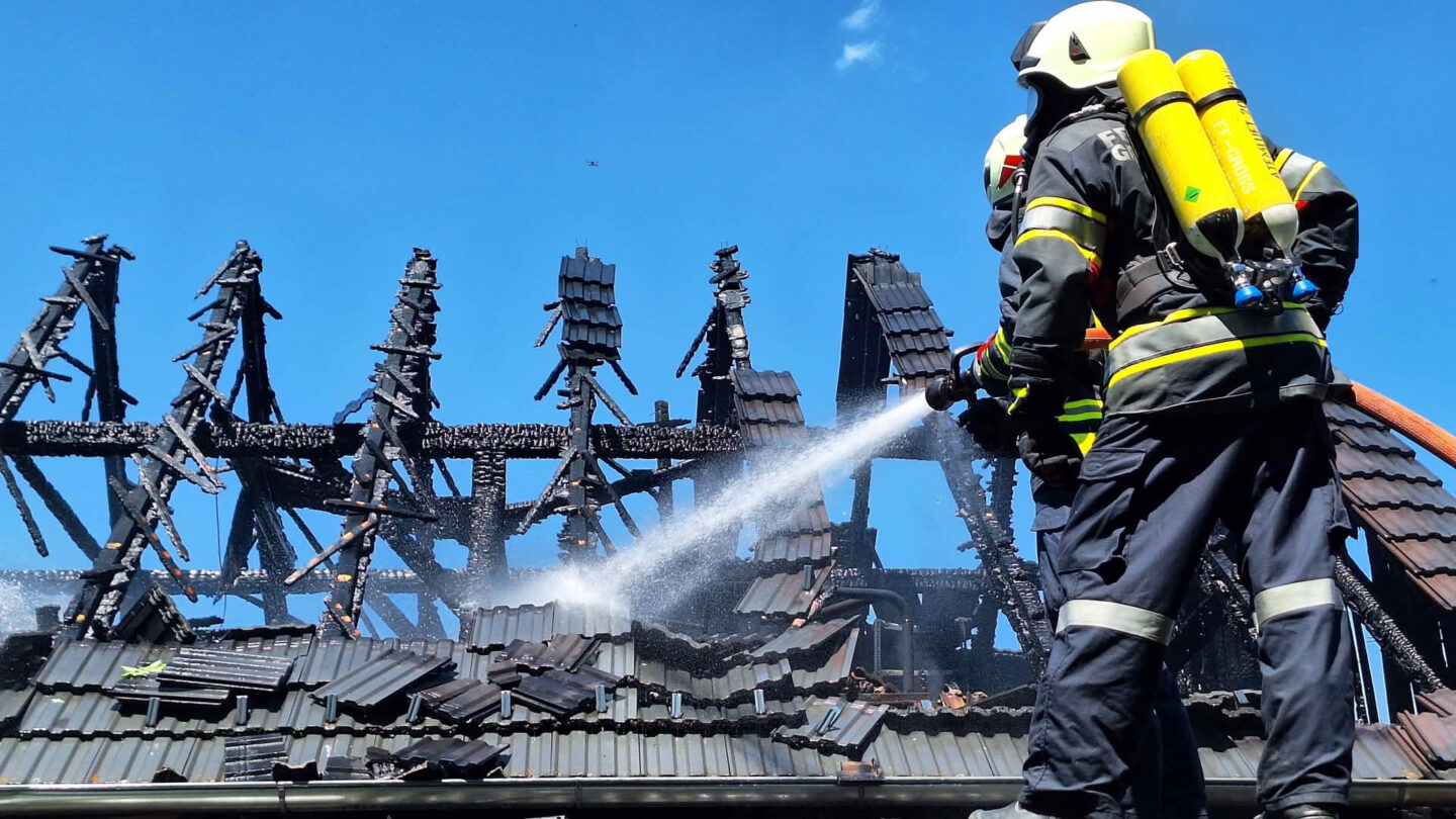 Brand fordert über 100 Feuerwehrleute