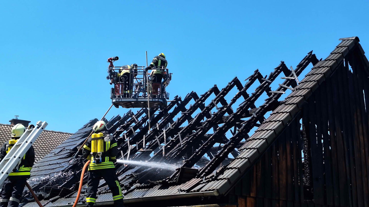 Brand fordert über 100 Feuerwehrleute
