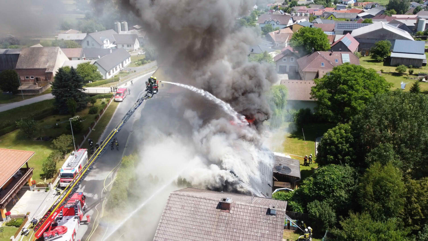 Brand fordert über 100 Feuerwehrleute