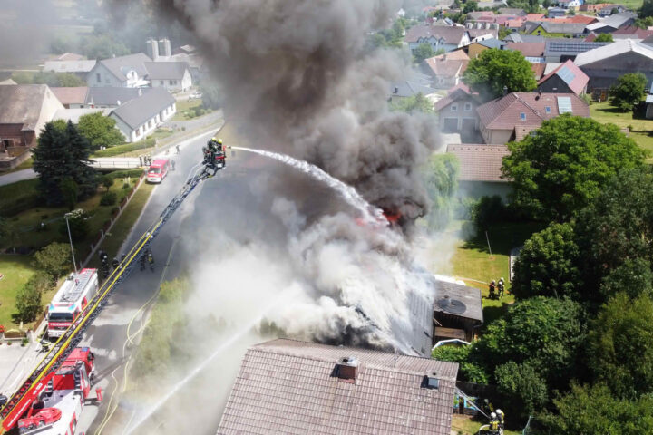 BFK Waidhofen/Thaya: Brand fordert über 100 Feuerwehrleute