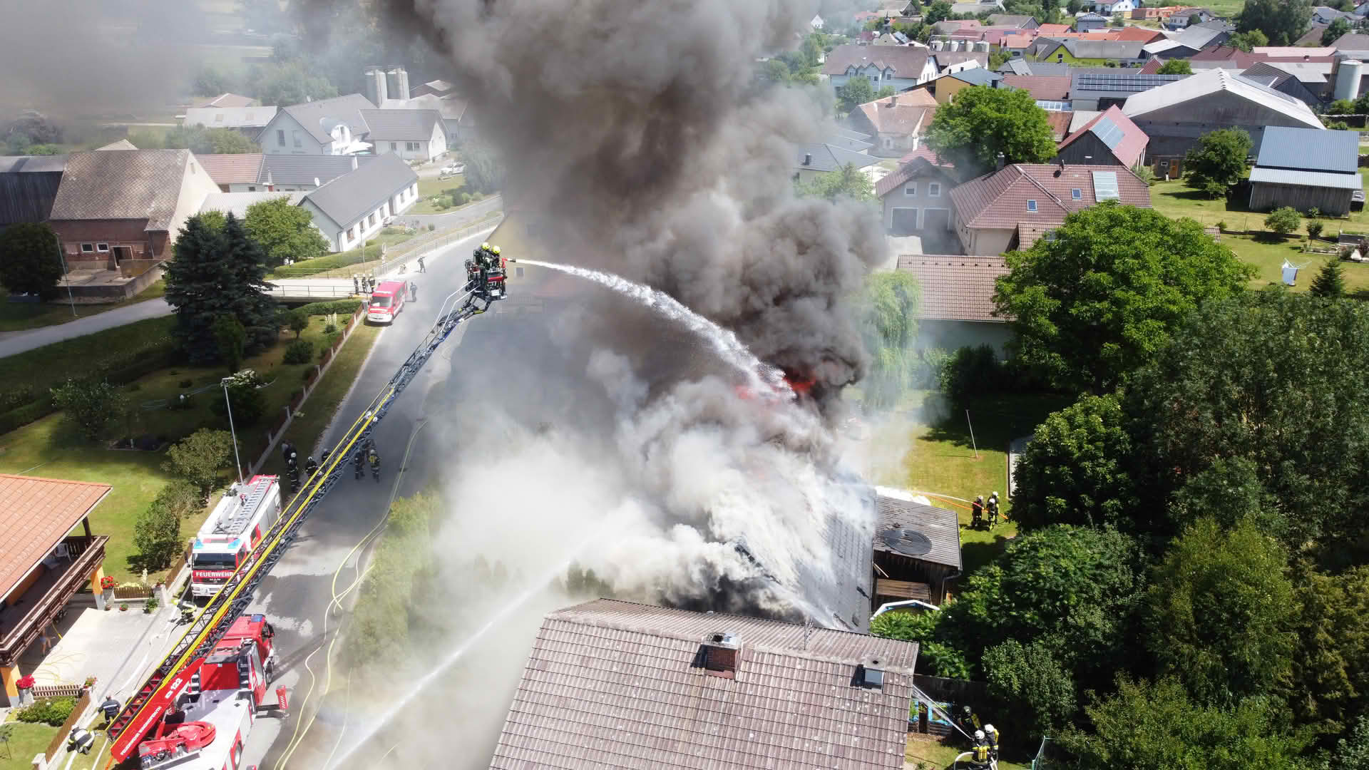 BFK Waidhofen/Thaya: Brand fordert über 100 Feuerwehrleute