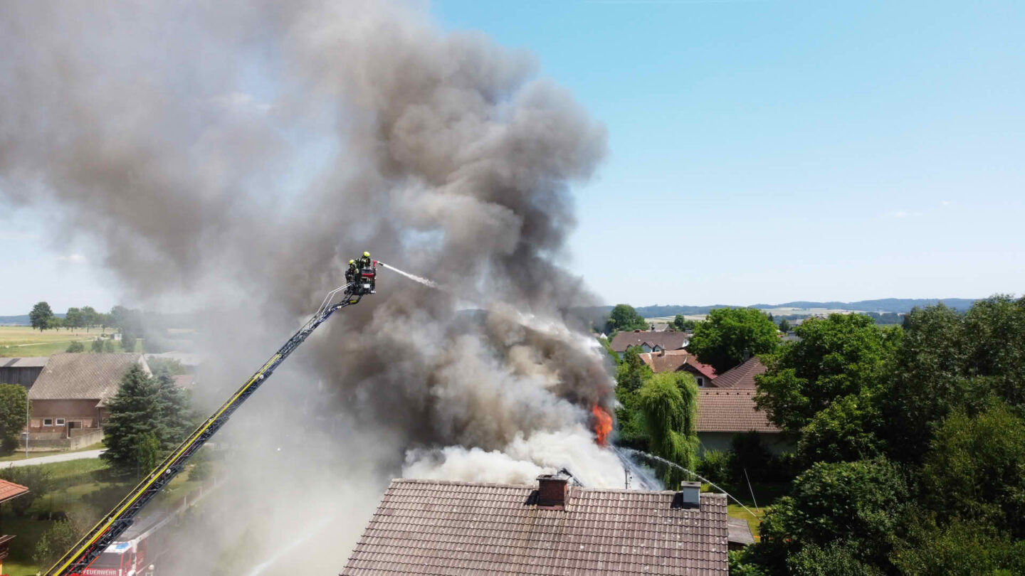Brand fordert über 100 Feuerwehrleute