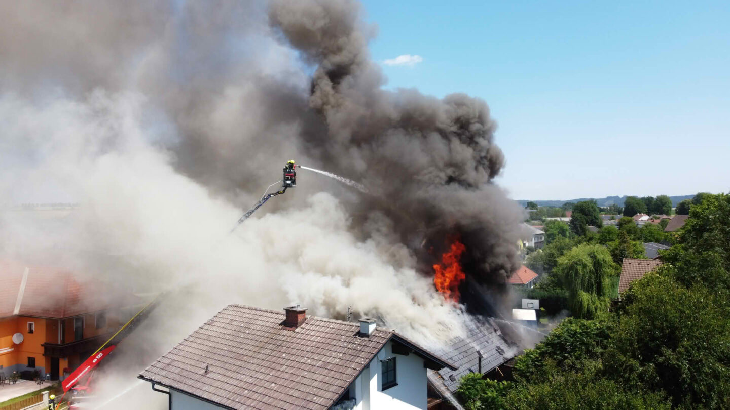 Brand fordert über 100 Feuerwehrleute
