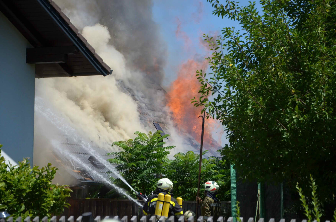 Brand fordert über 100 Feuerwehrleute