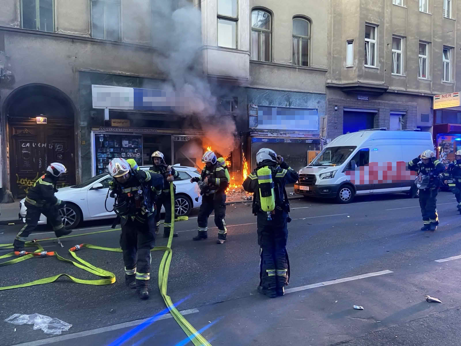 BF Wien: Geschäftsbrand in Hernals