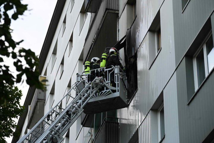 BF Wien: Wohnungsvollbrand im Hochhaus