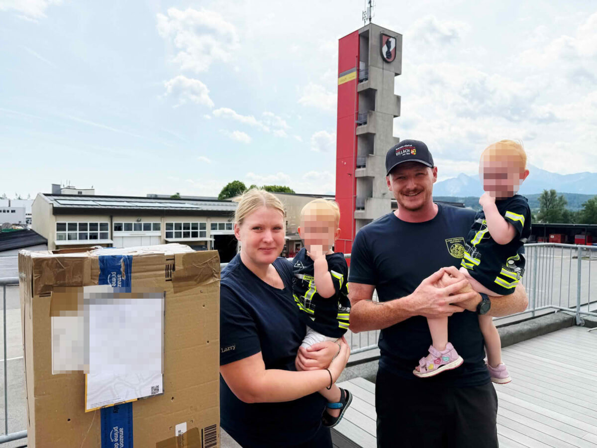 Feuerwehrfamilie pflegt jungen Mauersegler gesund