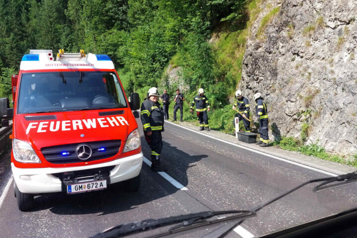 FF Mitterweißenbach: Motorrad krachte gegen Felsen