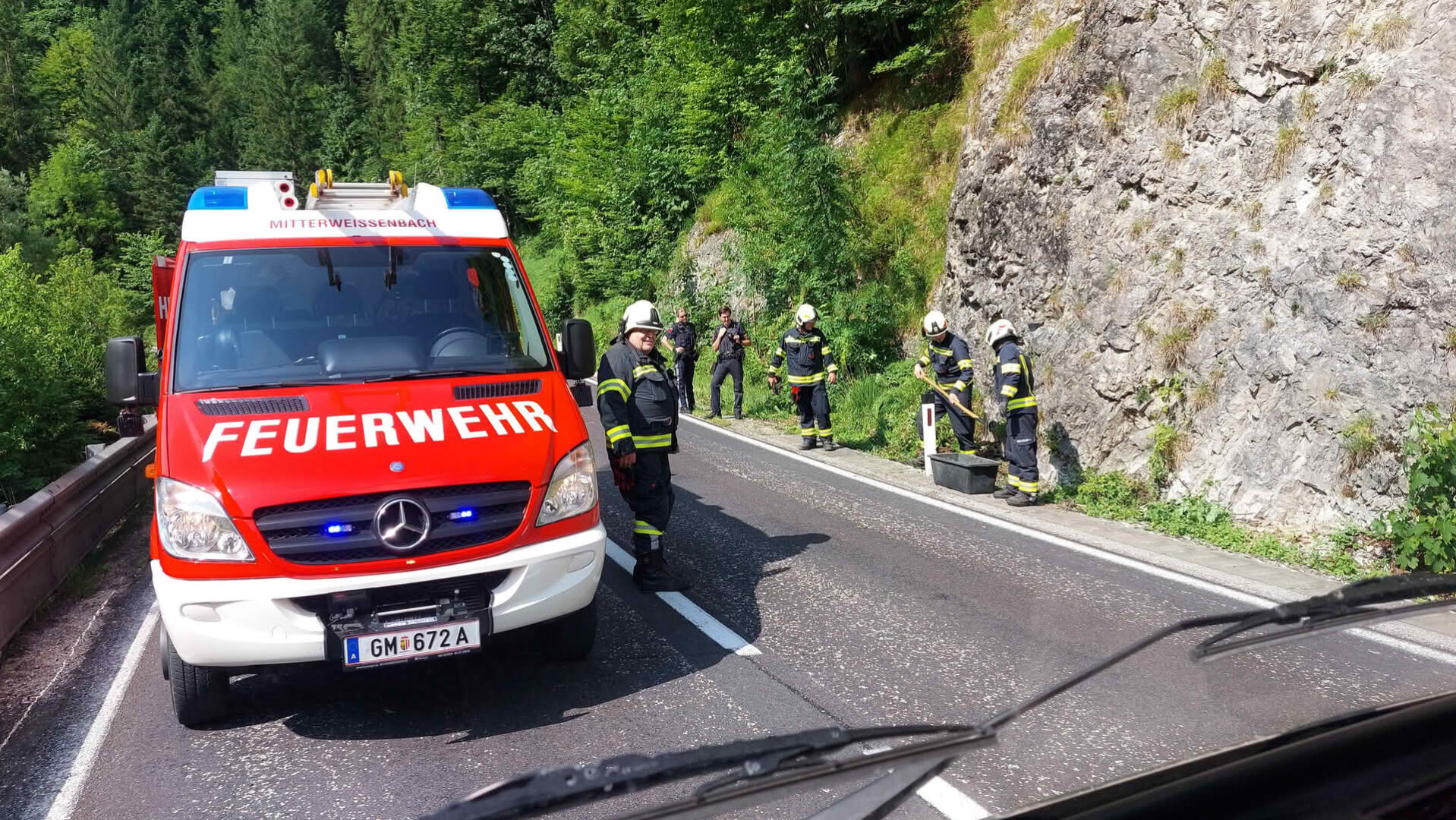 FF Mitterweißenbach: Motorrad krachte gegen Felsen