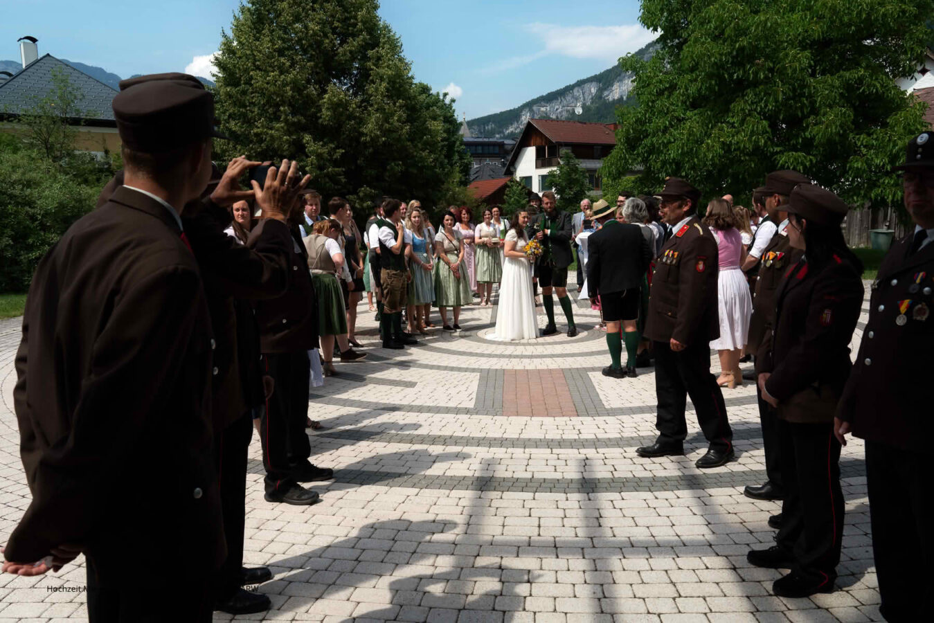 Jugendbetreuer vor dem Traualtar