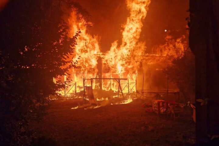 BF Wien: Wirtschaftsgebäude steht in Vollbrand