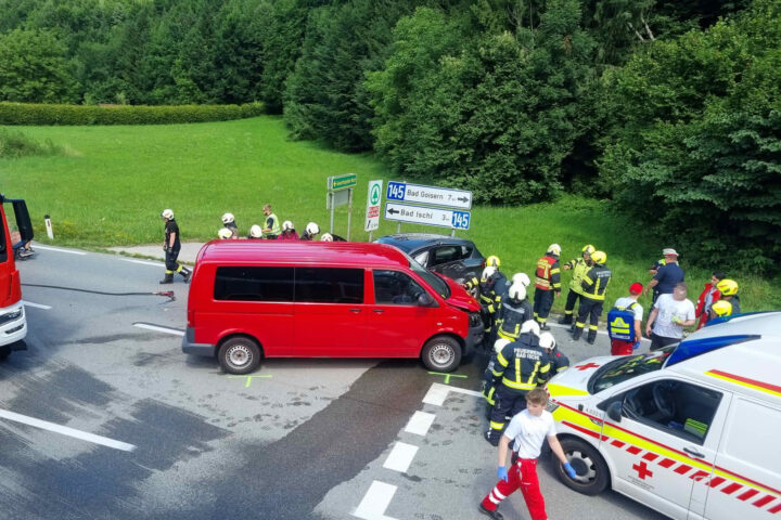 FF Bad Ischl: Verkehrsunfall fordert 3 Verletzte in Sulzbach