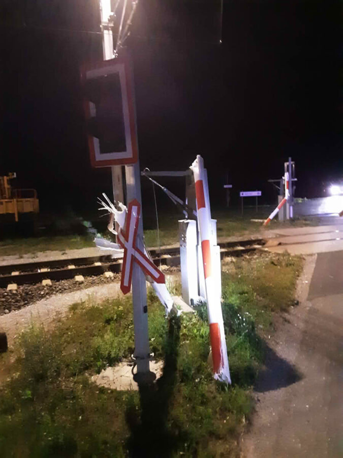 Pkw durchbricht Schranken