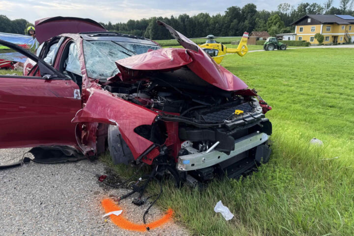 Schwerer Verkehrsunfall mit 4 Verletzten auf der B137