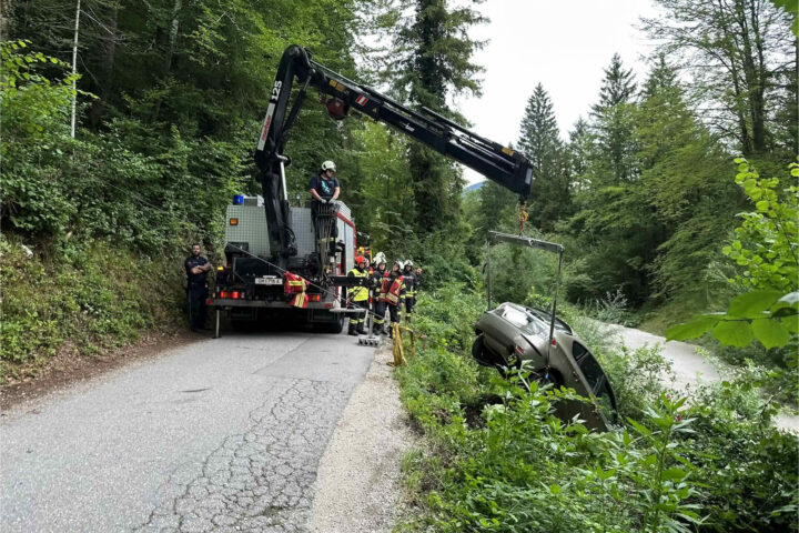 FF Bad Ischl: Engleitenstraße PKW-Bergung