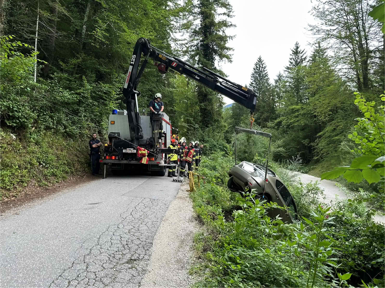 FF Bad Ischl: Engleitenstraße PKW-Bergung