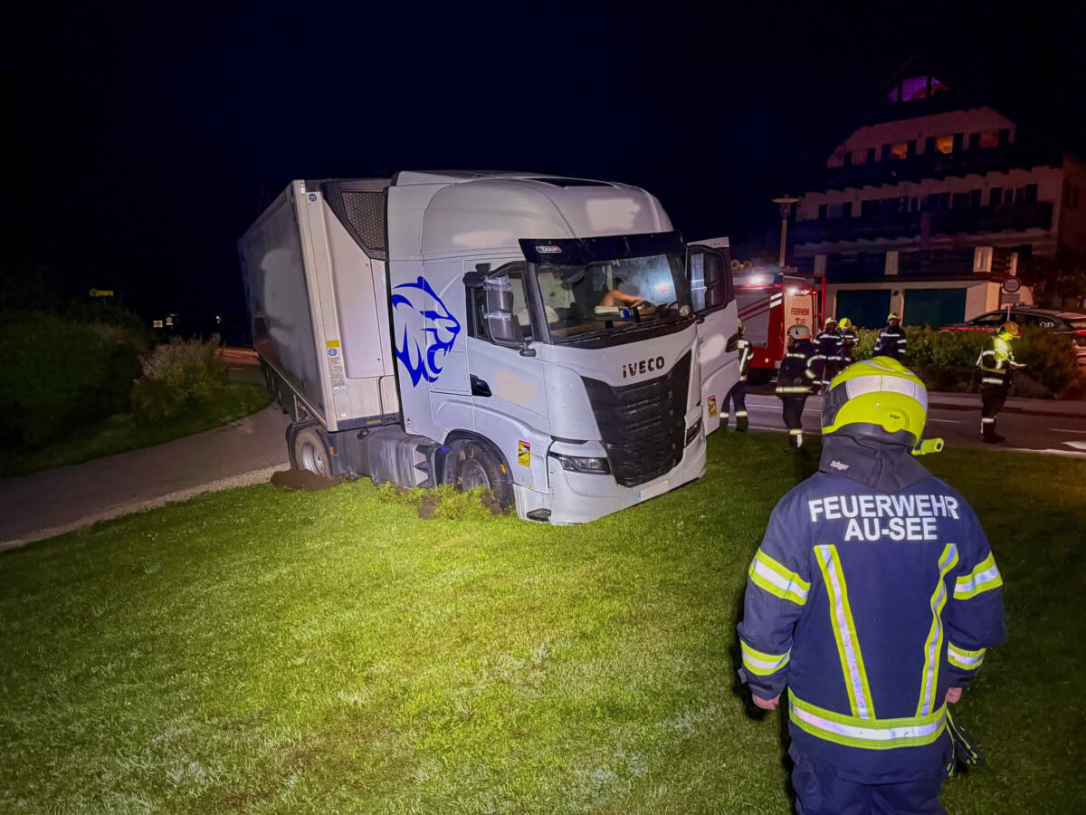 Zwei Feuerwehren befreien versunkenen spanischen LKW aus misslicher Lage