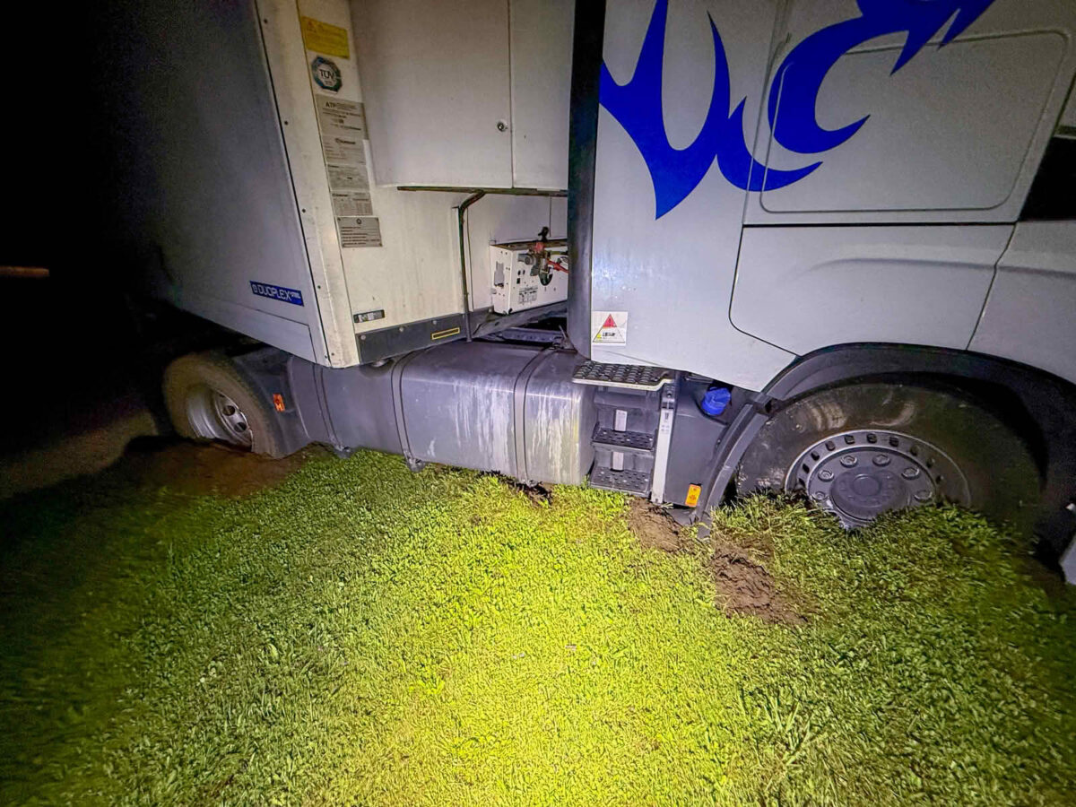 Zwei Feuerwehren befreien versunkenen spanischen LKW aus misslicher Lage