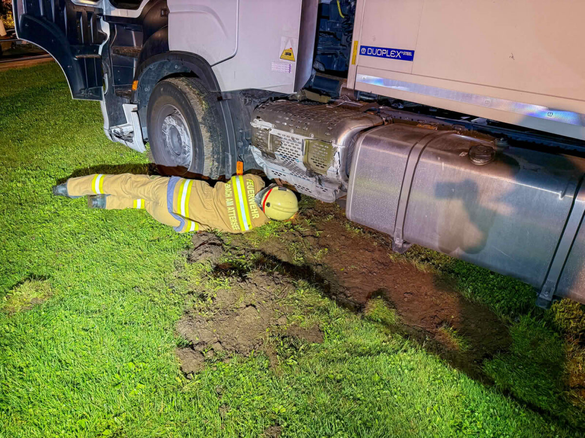 Zwei Feuerwehren befreien versunkenen spanischen LKW aus misslicher Lage