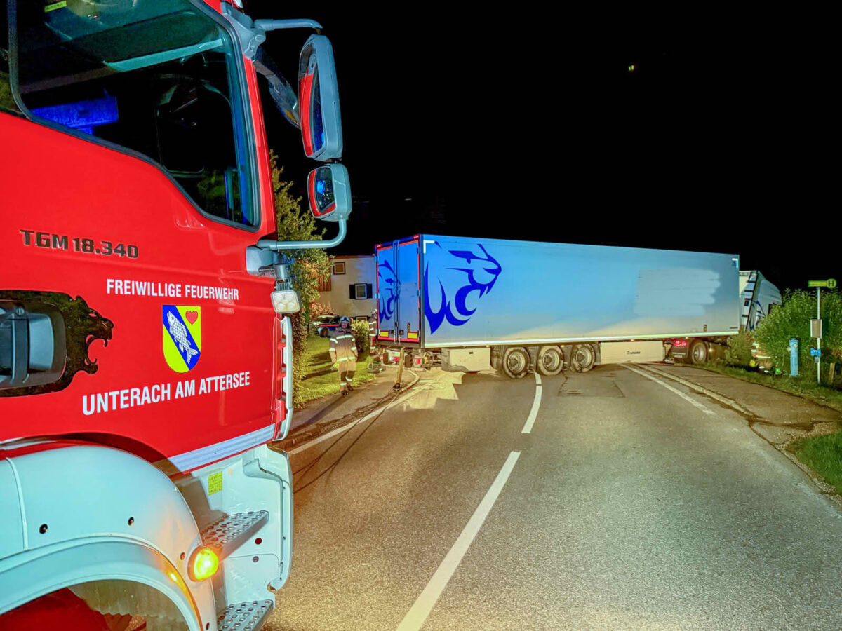 Zwei Feuerwehren befreien versunkenen spanischen LKW aus misslicher Lage