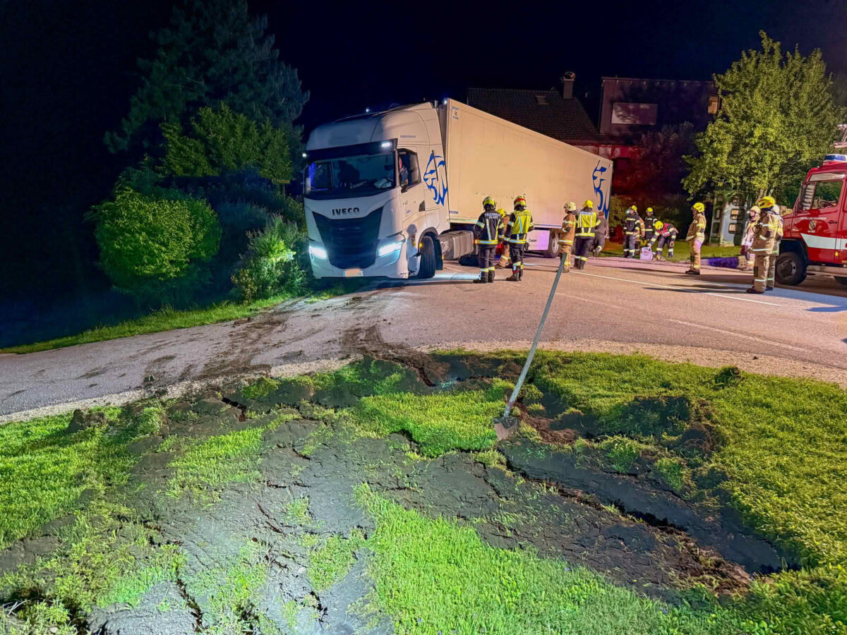 Zwei Feuerwehren befreien versunkenen spanischen LKW aus misslicher Lage