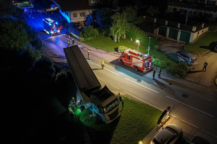 2 Feuerwehren befreien versunkenen LKW aus misslicher Lage